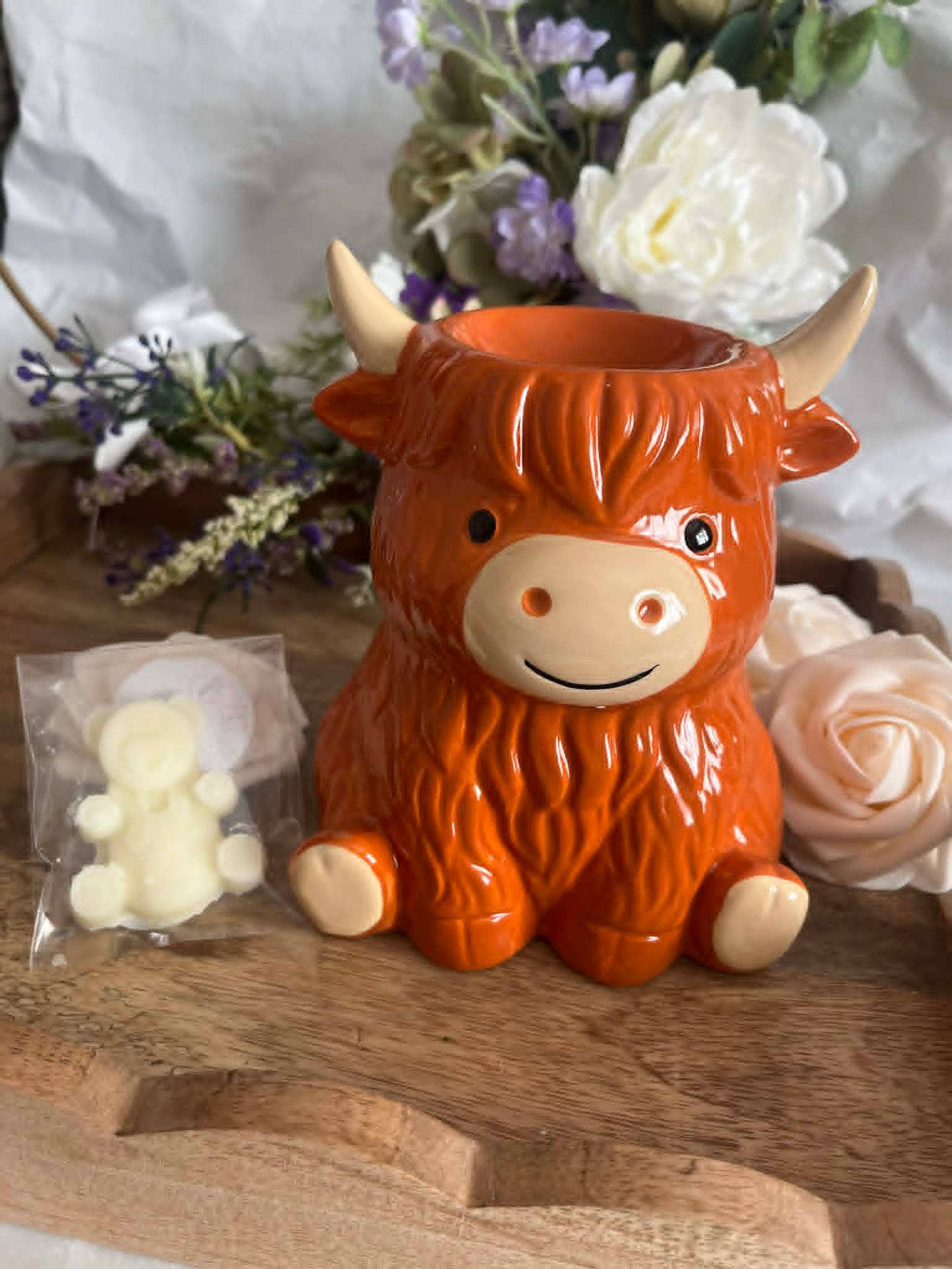 Highland cow burner with highland cow wax melt. Ideal to add too any home