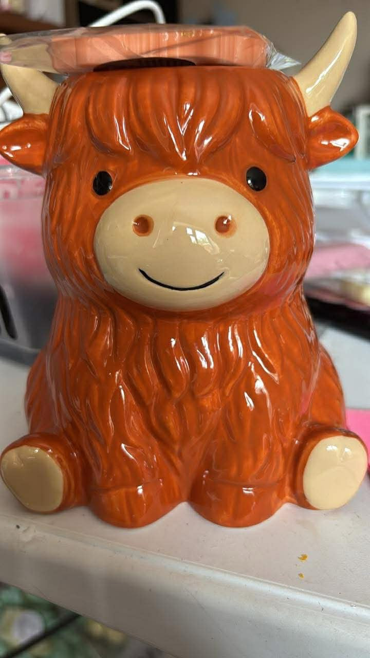 Highland cow burner with highland cow wax melt. Ideal to add too any home