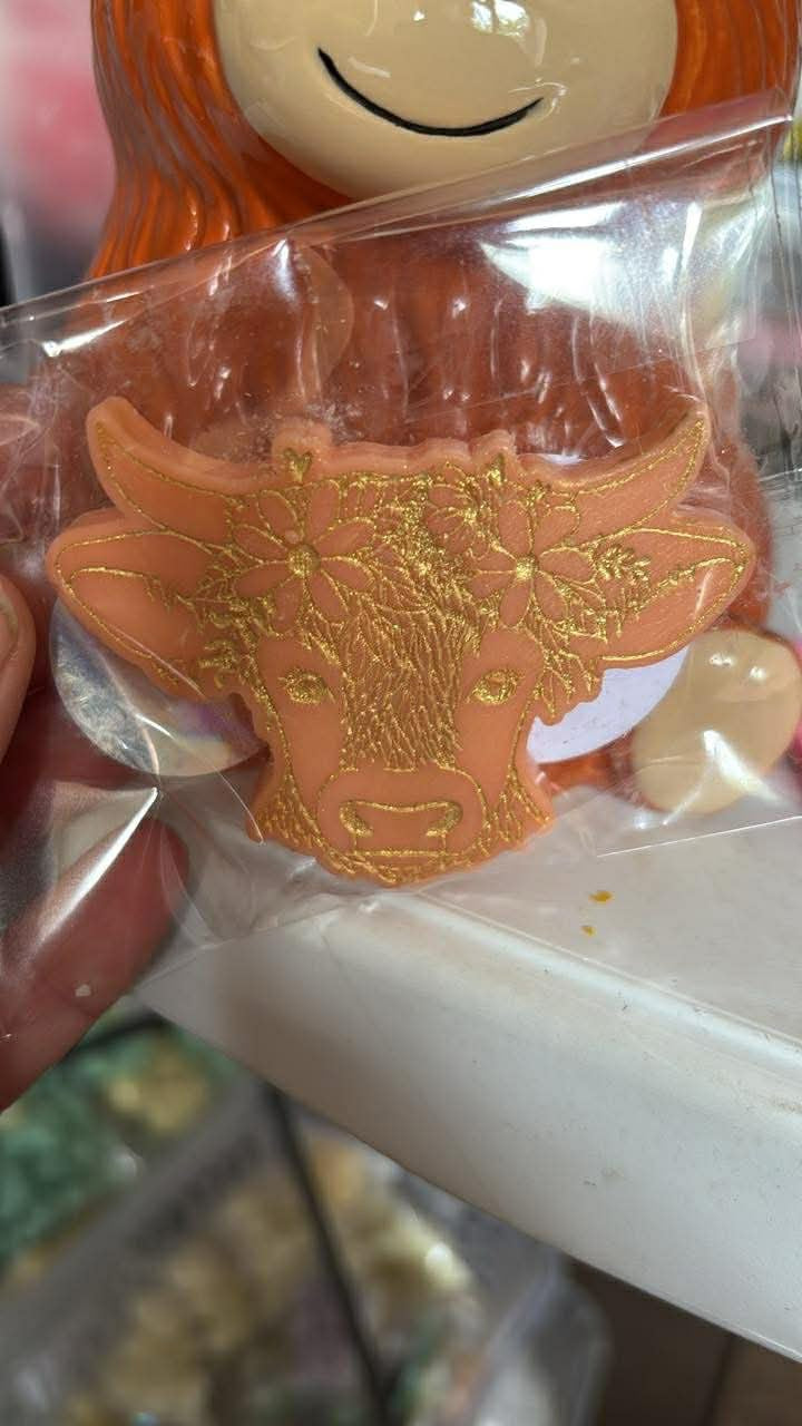 Highland cow burner with highland cow wax melt. Ideal to add too any home