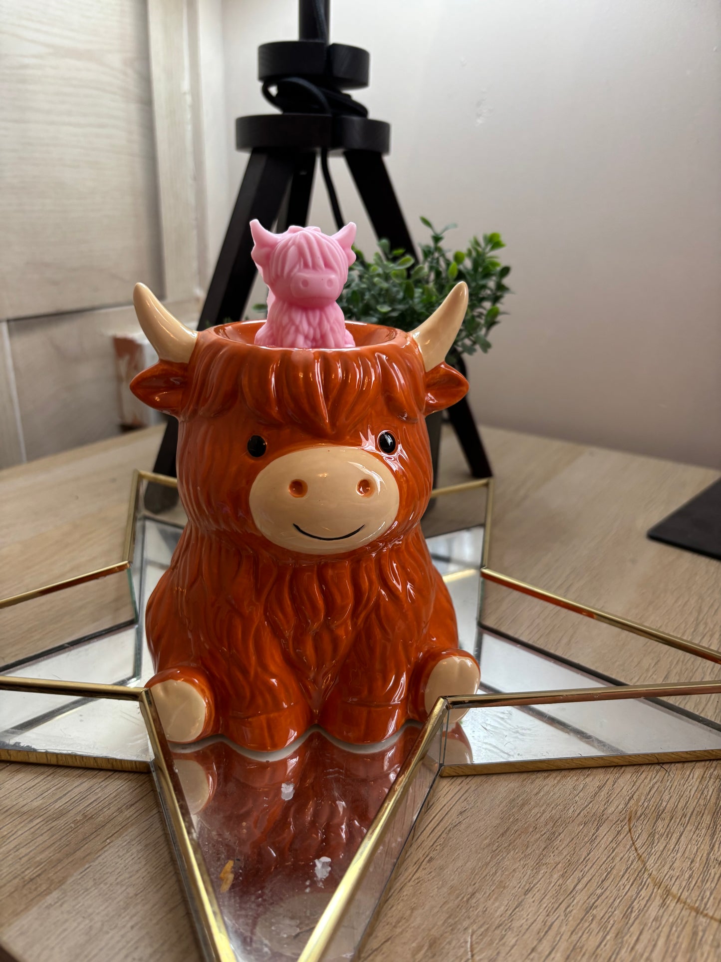 Highland cow burner with highland cow wax melt. Ideal to add too any home