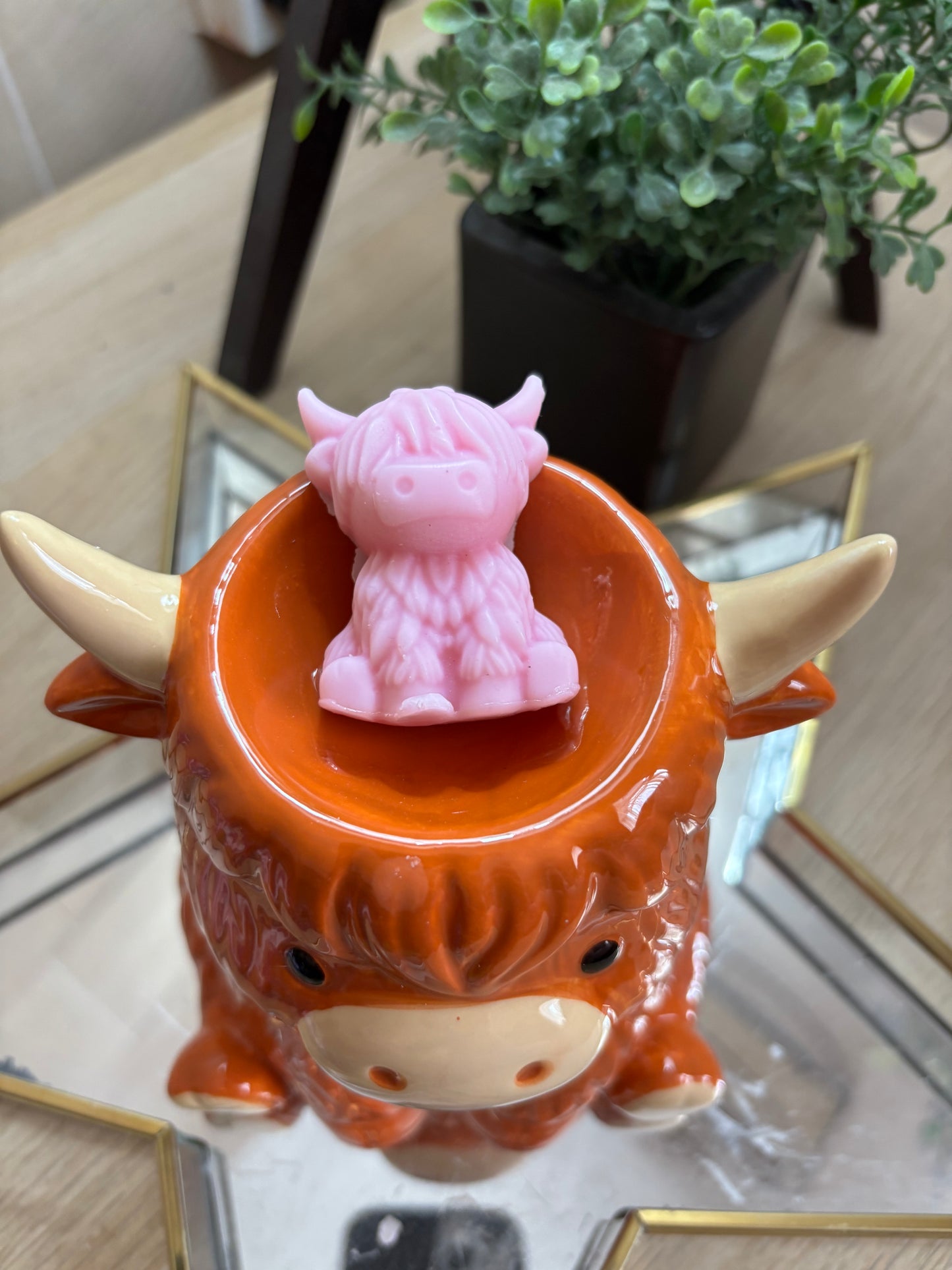 Highland cow burner with highland cow wax melt. Ideal to add too any home
