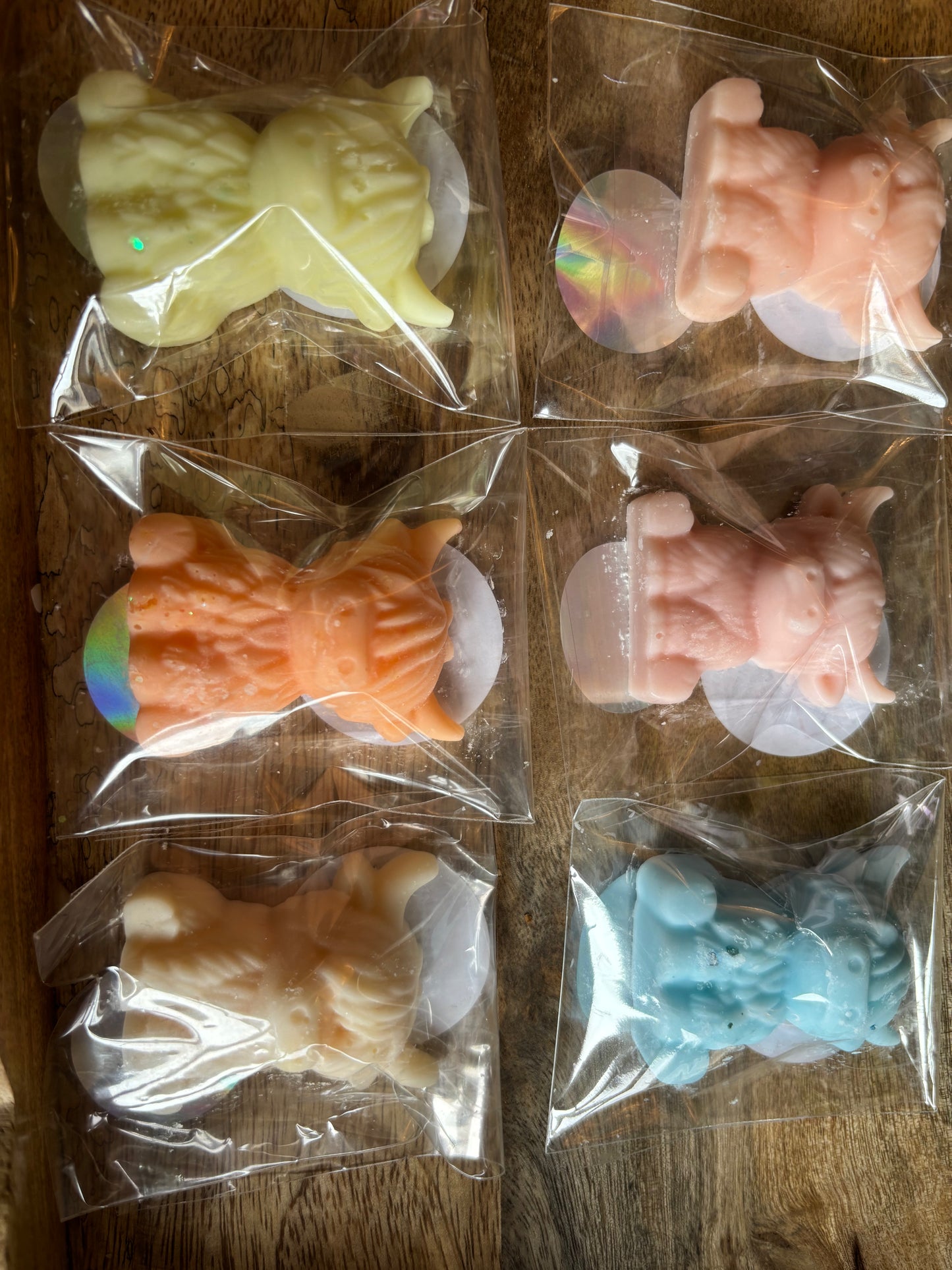 Highland cow burner and 6 highland cow wax melts. Highly scented picked at random.
