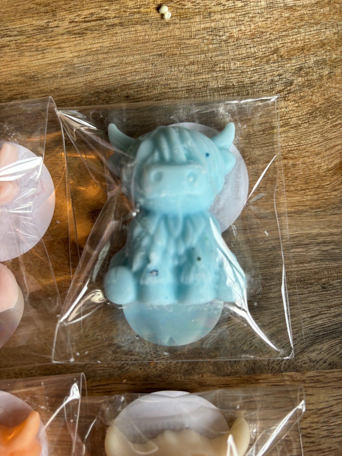 Highland cow burner and 6 highland cow wax melts. Highly scented picked at random.